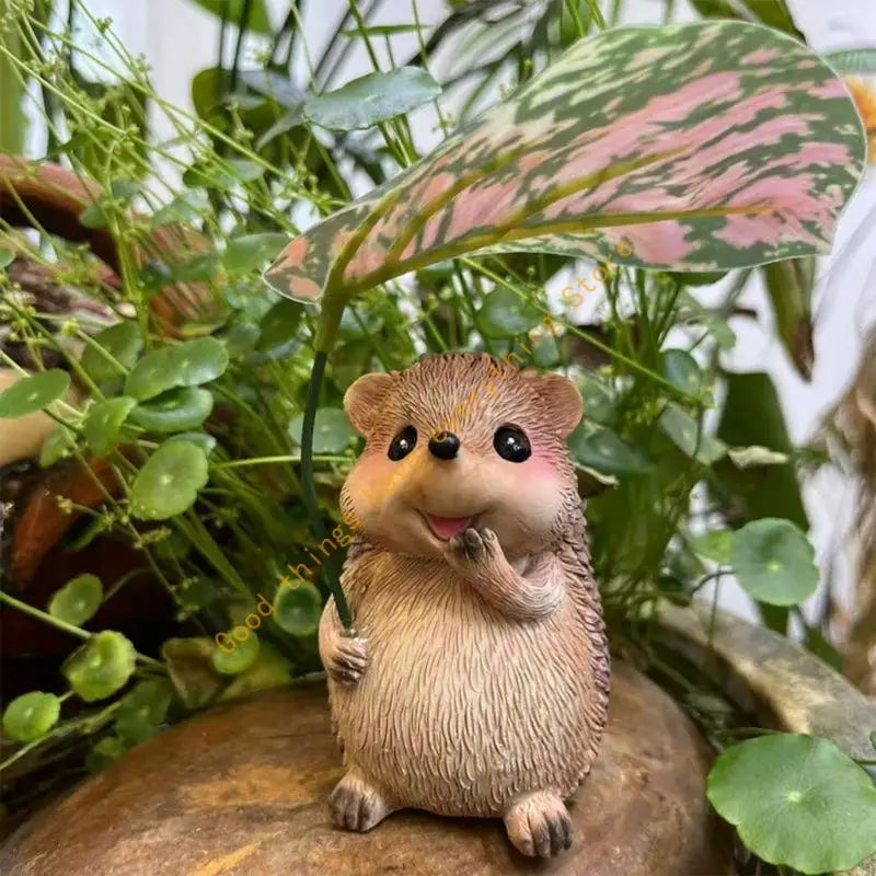 55KF Resins Hedgehog Sculpture Hedgehog Holding Leaf Figurine for Garden Landscape Home Desk Decoration Gift Ornament