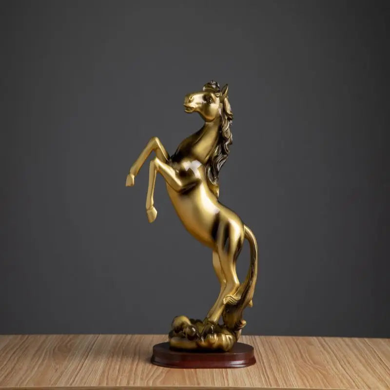 High standing resin statues horse art statues decorate home and office decorations desks bookshelves wine cabinets。