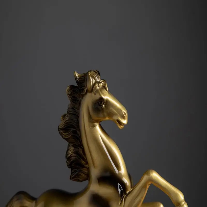 High standing resin statues horse art statues decorate home and office decorations desks bookshelves wine cabinets。